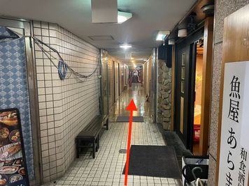 地下１階を真っ直ぐ進んで右側にスタジオがあります - スタジオディライツ　川崎駅前 川崎駅からすぐ　24時間利用可能なダンススタジオの入口の写真