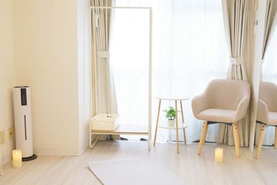 加湿器もご用意しているので乾燥が気になる季節も快適にお過ごし頂けます。 - space HIRO white rabbit 西荻窪店 レンタルサロンの室内の写真