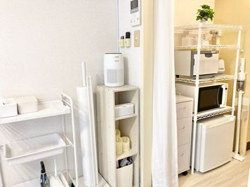 備品ラック等にスッキリと整理整頓されており使いやすいレイアウトです。

電子レンジやミニ冷蔵庫もあるので軽飲食にも便利です。 - space HIRO white rabbit 西荻窪店 レンタルサロンの室内の写真