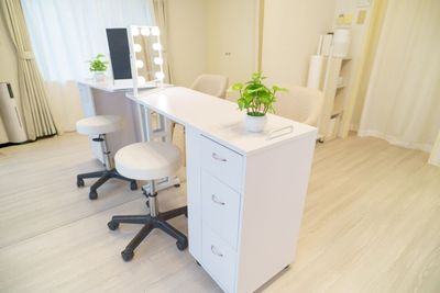幅103.5cmの広めのネイル用テーブル。引き出しもあって重宝します。

※テーブルの引き出し下段には卓上LEDライトもあるので必要に応じてご利用下さい。 - space HIRO white rabbit 西荻窪店 レンタルサロンの設備の写真