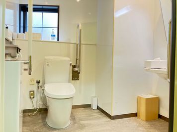 多目的トイレ - 鈴与ホームパル　東静岡ショールーム 鈴与ホームパル東静岡ショールーム　テーブル利用の設備の写真