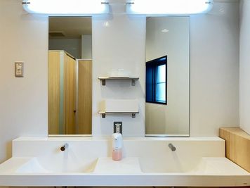 女性用トイレ内には、洗面スペースが2ヶ所ございます - 鈴与ホームパル　東静岡ショールーム 鈴与ホームパル東静岡ショールーム　テーブル利用の設備の写真