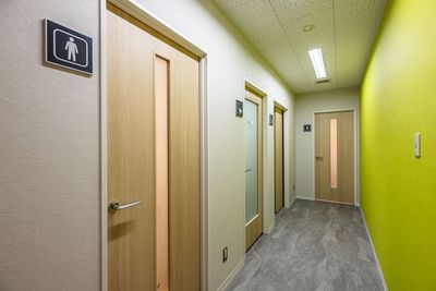 男女別トイレ、多目的トイレ完備 - 鈴与ホームパル　東静岡ショールーム 鈴与ホームパル東静岡ショールーム　テーブル利用の設備の写真