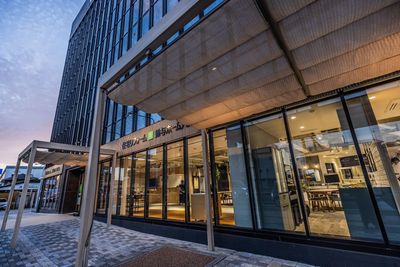 国道1号線沿いに位置しています - 鈴与ホームパル　東静岡ショールーム 鈴与ホームパル東静岡ショールーム　テーブル利用の外観の写真