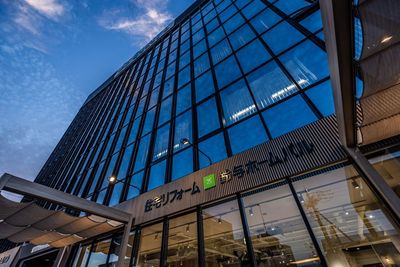 建物上部に「Suzuyo」のロゴがあるビルです - 鈴与ホームパル　東静岡ショールーム 鈴与ホームパル東静岡ショールーム　テーブル利用の外観の写真