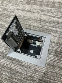 コンセント2口 - 鈴与ホームパル　東静岡ショールーム 鈴与ホームパル東静岡ショールーム　テーブル利用の設備の写真