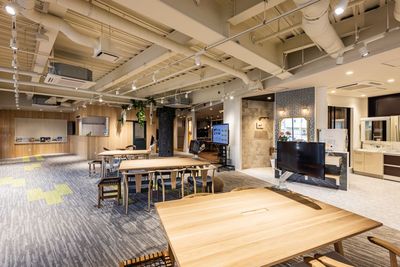 4人掛けテーブル × 2ヶ所
6人掛けテーブル × 1ヶ所 - 鈴与ホームパル　東静岡ショールーム 鈴与ホームパル東静岡ショールーム　テーブル利用の室内の写真