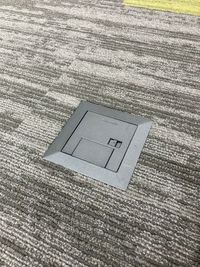 それぞれのテーブル近くの床にコンセントがあります - 鈴与ホームパル　東静岡ショールーム 鈴与ホームパル東静岡ショールーム　テーブル利用の設備の写真