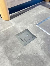 キッチン横テーブル下コンセント - 鈴与ホームパル　東静岡ショールーム 鈴与ホームパル東静岡ショールーム　キッチン利用の設備の写真