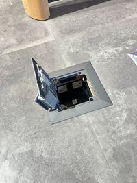 キッチン横テーブル下コンセント - 鈴与ホームパル　東静岡ショールーム 鈴与ホームパル東静岡ショールーム　キッチン利用の設備の写真