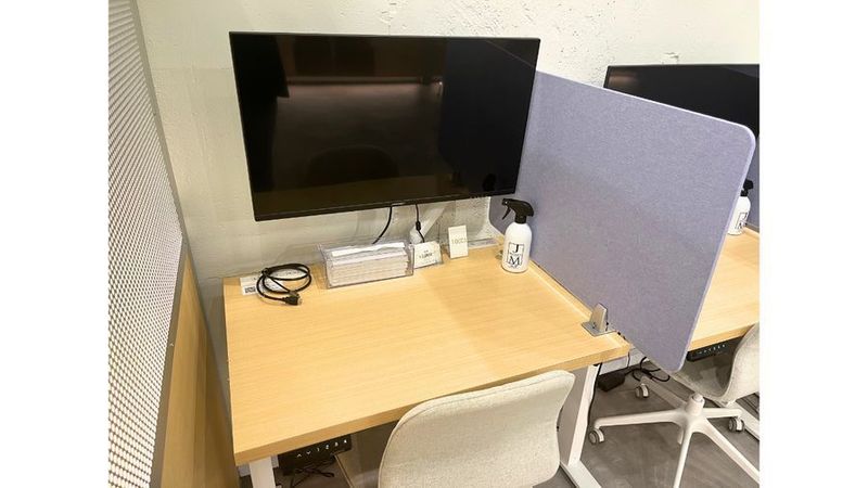 モニター完備です。 - FEEEP東京八重洲（日本橋）店 FEEEP東京八重洲店｜定員 1名カウンター席｜席番号10(C)の室内の写真