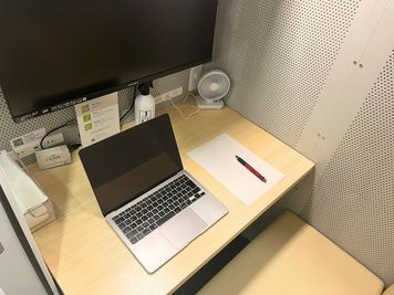 パソコンを置いても広々と机をご利用いただけます。 - FEEEP 学芸大学駅東口店 FEEEP 学芸大学駅東口店｜定員 1名個室｜部屋番号5(PS)の室内の写真