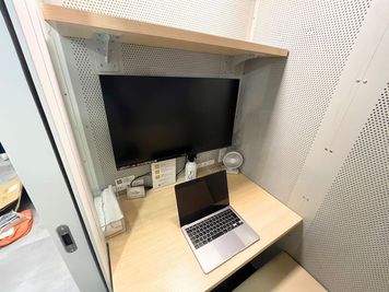 パソコンを置いても広々と机をご利用いただけます。 - FEEEP 学芸大学駅東口店 FEEEP 学芸大学駅東口店｜定員 1名個室｜部屋番号5(PS)の室内の写真