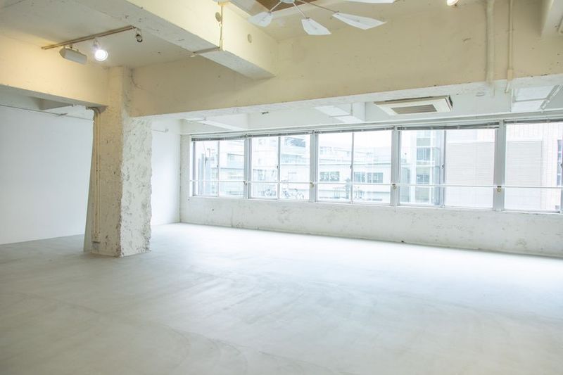 出入り口から窓側方向 - Basque 恵比寿南 Basque　恵比寿南の室内の写真