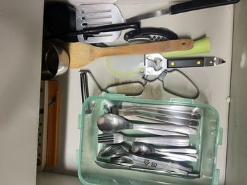 キッチン備品
※ご利用後は備え付けのスポンジ・洗剤等で洗浄し元の状態にお戻しください - Community Hub 階 一棟貸切 ⭐️8時間以上のご利用でお得！の設備の写真