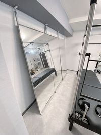 大型鏡(横80㎝×高さ180㎝)×3枚 - Pilates Studio Lui 目黒店 【レビュー投稿プラン】キャフォーマー・チェア・バレル完備の設備の写真