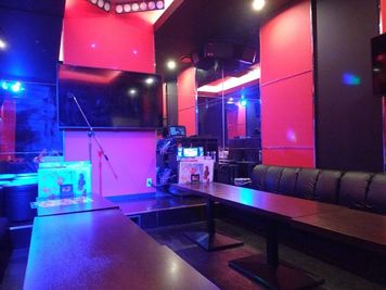 カラオケ コート・ダジュール海老名店 カラオケ　ライブルームの室内の写真