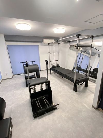室内全体 - Pilates Studio Lui 目黒店 【レビュー投稿プラン】キャフォーマー・チェア・バレル完備の室内の写真