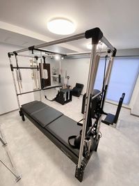 室内全体 - Pilates Studio Lui 目黒店 【レビュー投稿プラン】キャフォーマー・チェア・バレル完備の室内の写真