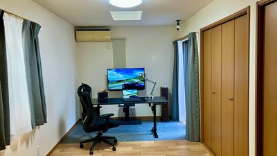 昇降テーブルとエルゴノミクスチェア４０インチモニターで効率アップ - Espace libre(自由な時間と空間） Espace libre　レンタルスペースの室内の写真