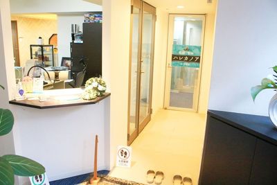整体院併設。マッサージ受けられます。 - コワーキングスペースKanoa 半個室の入口の写真
