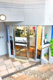 コワーキングスペースKanoa 半個室の入口の写真