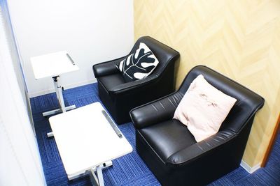 お庭が見える個人ソファ席 - コワーキングスペースKanoa 半個室の室内の写真