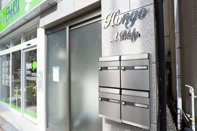 右下が店舗のキーボックスになります。 - レンタルスタジオPalette本郷三丁目店の外観の写真