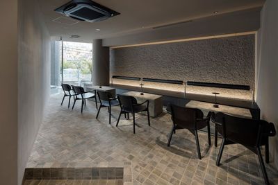 テーブルは自由にレイアウト変更できます。最大15名着席可能。 - BAR DUNBARの室内の写真