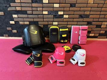 ・スパーリングプロテクター
・キックミット×２
・パンチミット
・男性用10ozグローブ
・女性用10ozグローブ
・女性用8ozグローブ - Personalgym Shinehopeの設備の写真