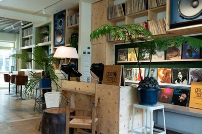 HOME/WORK VILLAGE GOOD TEMPO -MUSIC, BAR & PLANTS-の室内の写真