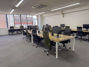 いいオフィス宮崎 by 動画編集CAMP 貸切イベントスペースの室内の写真