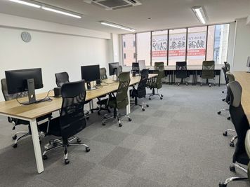 いいオフィス宮崎 by 動画編集CAMP 貸切イベントスペースの室内の写真