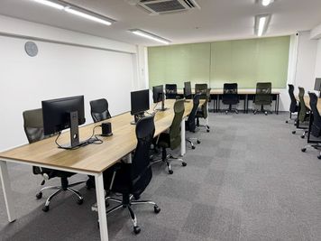 いいオフィス宮崎 by 動画編集CAMP 貸切イベントスペースの室内の写真