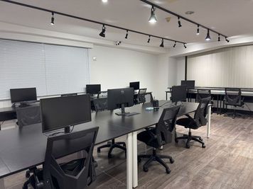 いいオフィス加治屋町 by 動画編集CAMP オープンスペース②の室内の写真