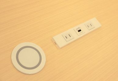 全席にUSB差し込み口1つ、コンセント差し込み口2つ、無線給電機が1つございます。 - FEEEP新宿東口（新宿三丁目）店 FEEEP新宿東口店｜半個室シングル席｜部屋番号1(S)の室内の写真