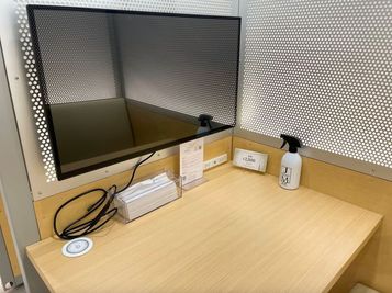31.5inのモニター完備になります。 - FEEEP新宿東口（新宿三丁目）店 FEEEP新宿東口店｜半個室シングル席｜部屋番号31(S)の設備の写真