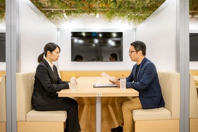 面接に - FEEEP新宿西口店 FEEEP新宿西口店｜半個室グループ席｜部屋番号18(G)の室内の写真