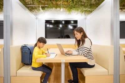 子どもとの勉強に - FEEEP新宿西口店 FEEEP新宿西口店｜半個室グループ席｜部屋番号18(G)の室内の写真