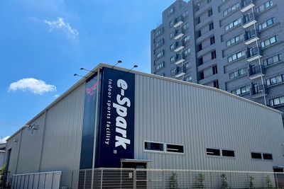 e-Sparkの看板が目印です - 総合型地域スポーツクラブe-Spark 屋内型の人工芝フットサルコートの外観の写真