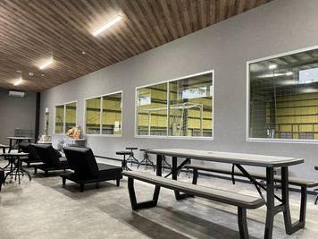 待合室 - 総合型地域スポーツクラブe-Spark 屋内型の人工芝フットサルコートの室内の写真