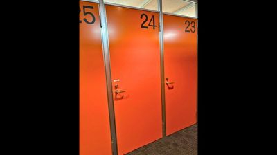 「24」と書かれたドアからお入りください。中から施錠もできるので、利用中も安心して過ごせます。 - 西新宿ライズオフィス3rd 西新宿ライズオフィス3rd　No.24の入口の写真