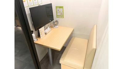 🌟隙間時間の待合室に🌟【新宿駅西口徒歩4分|レンタル自習室】完全個室/無料Wi-Fi/電源/31.5inモニター - FEEEP新宿西口店