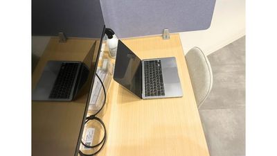手前にパソコンを置いて作業可能です。 - FEEEP新橋店 FEEEP新橋店｜定員 1名カウンター席｜席番号12(C)の室内の写真