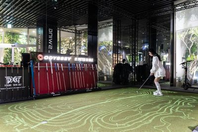 傾斜を自由に変更可能なパター練習スペース - 広尾テラスBBQ 日本最大級インドアゴルフ場⛳️社内イベントなどにも多数利用の室内の写真