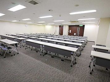 名古屋会議室 名駅モリシタ名古屋駅東口店 第2会議室（55〜80名）の室内の写真