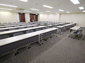 名古屋会議室 名駅モリシタ名古屋駅東口店 第2会議室（55〜80名）の室内の写真