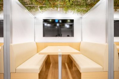 🌟レッスンや講座の場に🌟【新橋駅徒歩2分|貸し会議室】半個室/無料Wi-Fi/電源/55inモニター - FEEEP新橋店