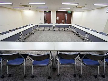 名古屋会議室 名駅モリシタ名古屋駅東口店 第2会議室（1〜54名）の室内の写真