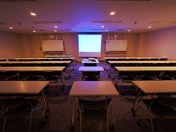 名古屋会議室 名駅モリシタ名古屋駅東口店 第2会議室（1〜54名）の室内の写真